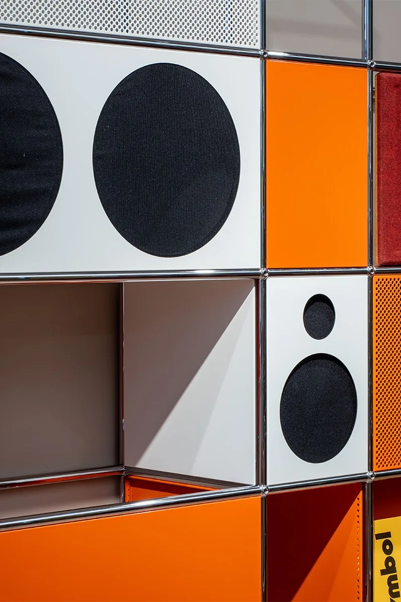 Des panneaux géométriques colorés avec des motifs circulaires.