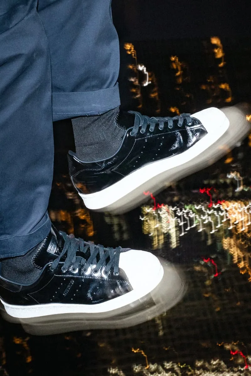 va-tokyo-et-adidas-originals-reinventent-la-sneaker-avec-la-va-superstan/carousel-4.jpg