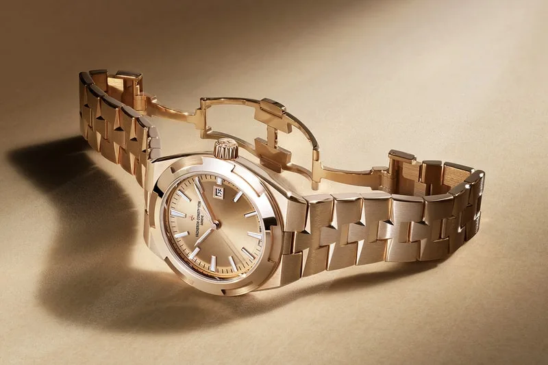 Montre en or avec bracelet métallique et cadran assorti.