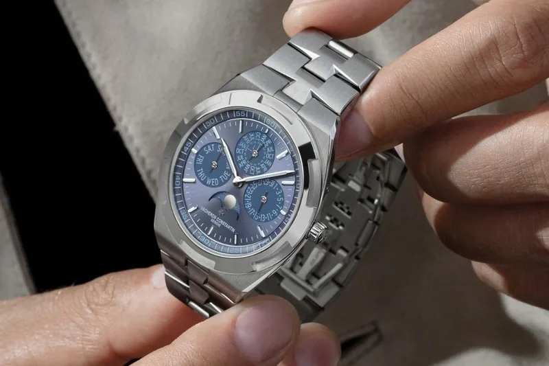 vacheron-constantin-un-bleu-azur-plus-leger/carousel-1.jpg