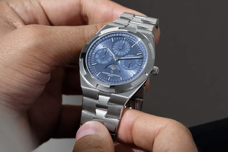 vacheron-constantin-un-bleu-azur-plus-leger/carousel-3.jpg