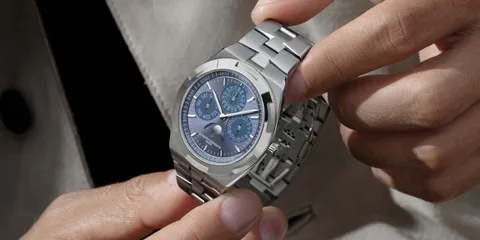 Montre en métal avec cadran bleu et complications