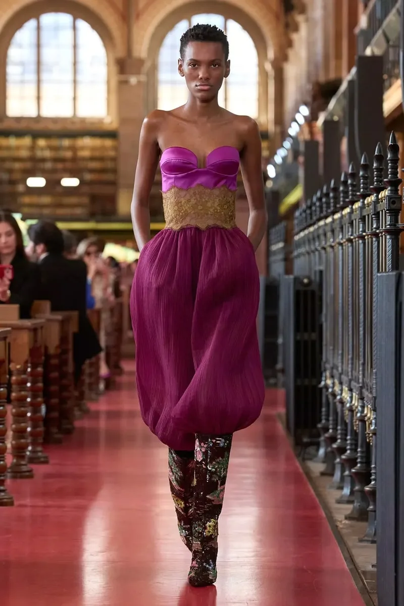 valentino-ss27-quand-la-mode-sexprime-en-bibliotheque/carousel-10.jpg