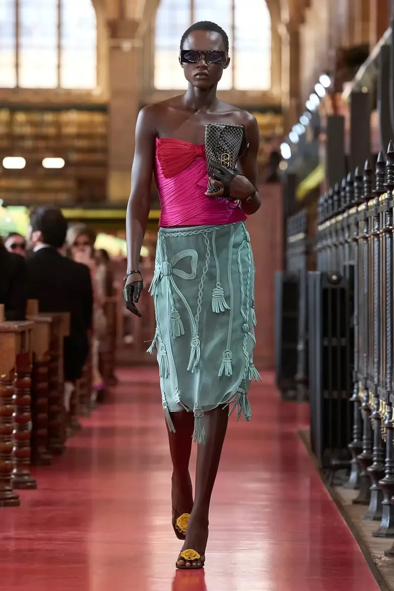 valentino-ss27-quand-la-mode-sexprime-en-bibliotheque/carousel-11.jpg