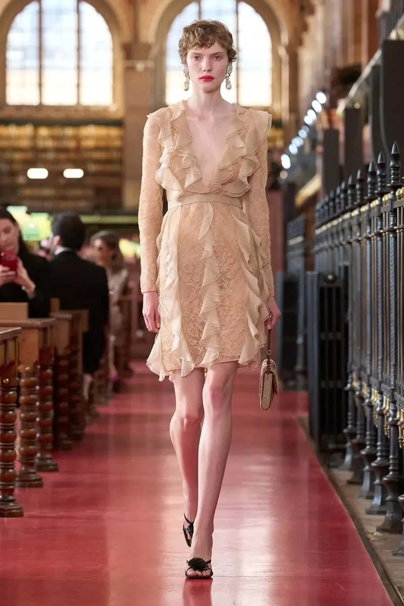 valentino-ss27-quand-la-mode-sexprime-en-bibliotheque/carousel-12.jpg
