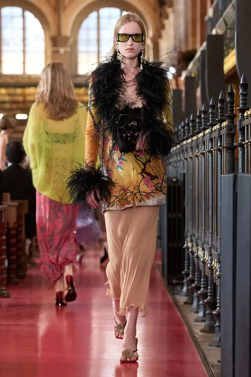 valentino-ss27-quand-la-mode-sexprime-en-bibliotheque/carousel-14.jpg