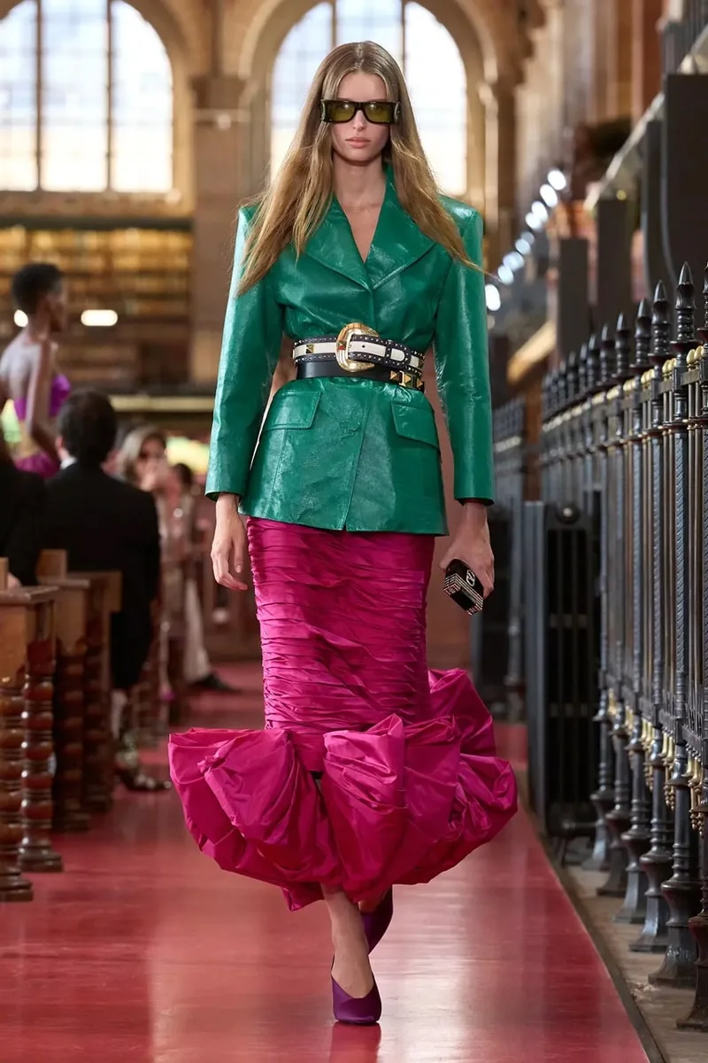 valentino-ss27-quand-la-mode-sexprime-en-bibliotheque/carousel-15.jpg