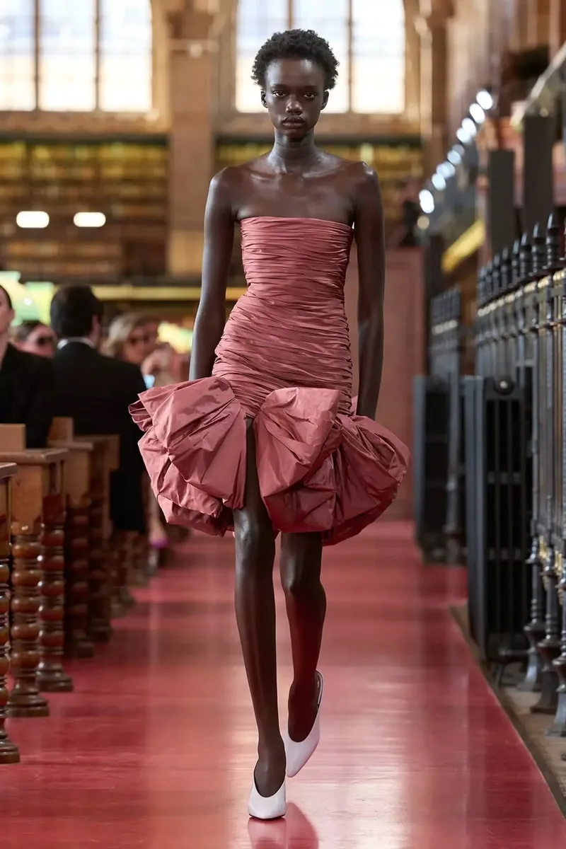 valentino-ss27-quand-la-mode-sexprime-en-bibliotheque/carousel-3.jpg