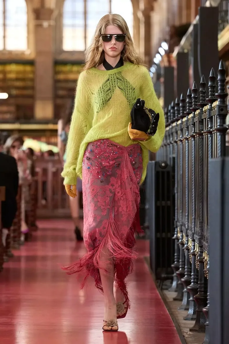 valentino-ss27-quand-la-mode-sexprime-en-bibliotheque/carousel-6.jpg