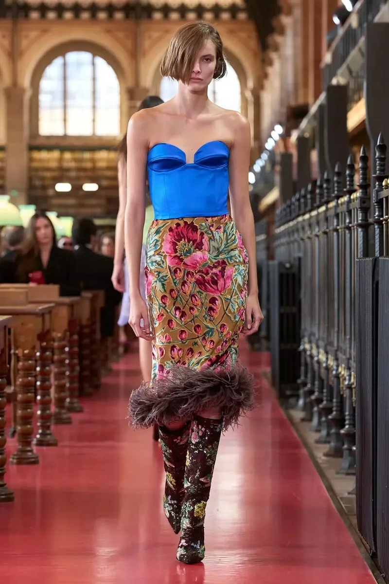 valentino-ss27-quand-la-mode-sexprime-en-bibliotheque/carousel-7.jpg