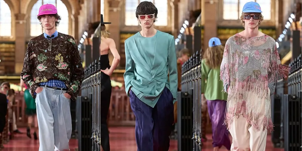 Défilé de mode avec trois mannequins en vêtements colorés et chapeaux.