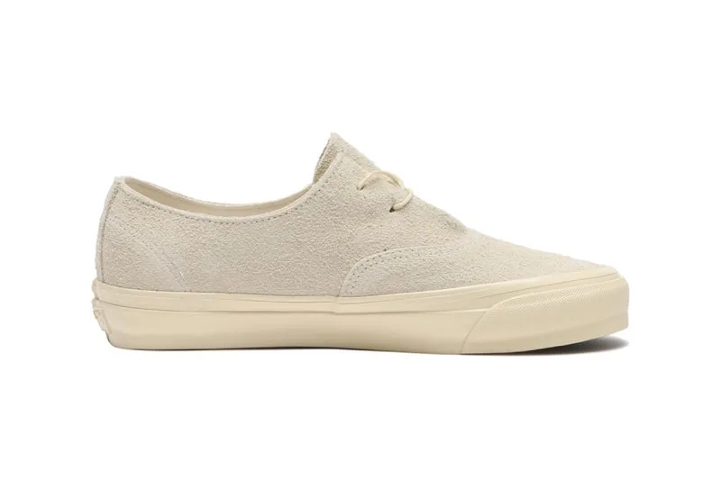 Chaussures basses en daim beige avec semelle crue.