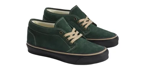 Chaussures en daim vert avec lacets beiges et semelle noire