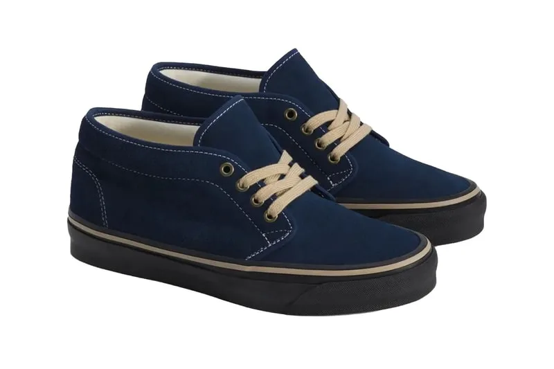 Chaussures en toile bleue avec semelle noire et lacets beiges.