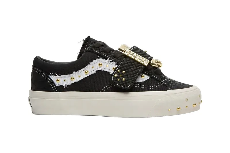 Basket noire avec clous et boucle dorés, semelle épaisse crème.