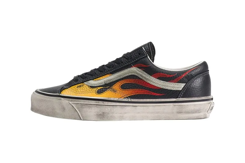 Chaussure noire avec motifs de flammes rouges et jaunes sur les côtés.