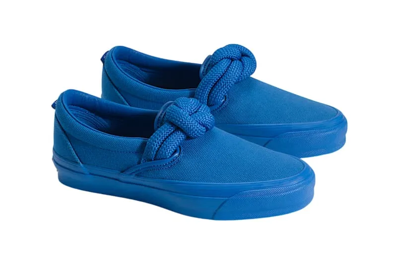 Chaussures bleues avec gros nœud sur le dessus, style décontracté.
