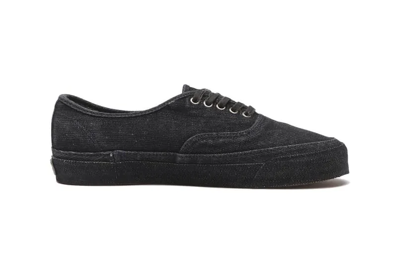 Chaussure noire en toile avec lacets et semelle gomme.