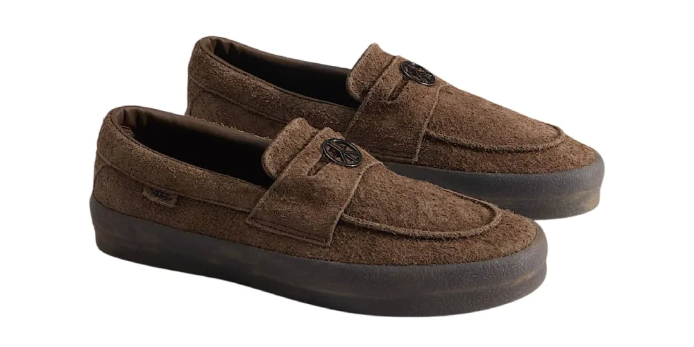 Mocassins marron en daim avec semelle épaisse.