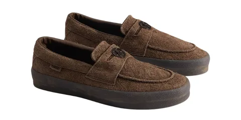 Mocassins marron en daim avec semelle épaisse.