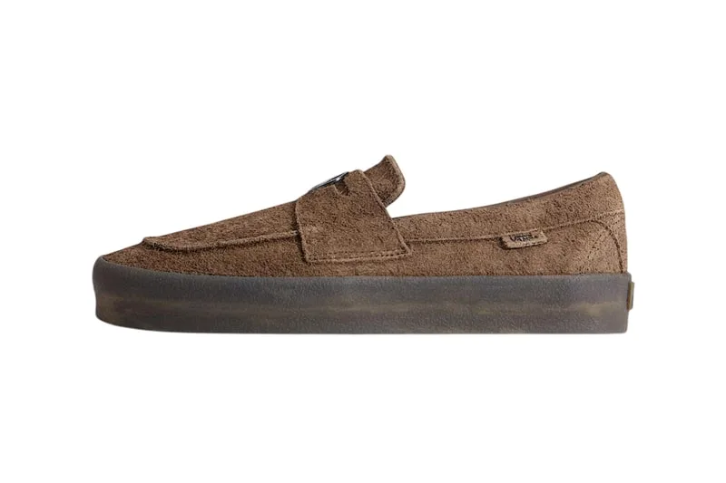 Chaussure en daim marron au design épuré avec semelle épaisse.