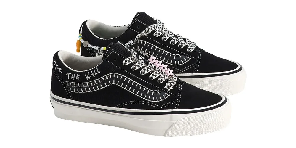 Chaussures noires avec détails blancs et ornements colorés.
