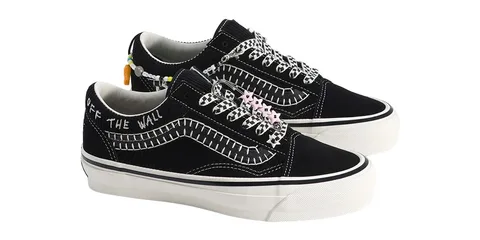 Chaussures noires avec détails blancs et ornements colorés.