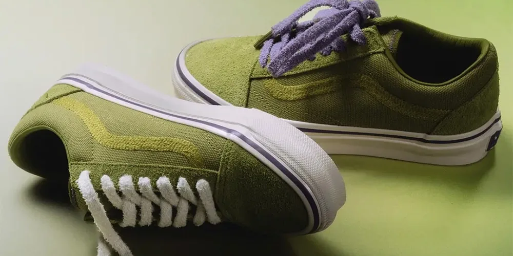 Chaussures vertes sur fond vert, lacets bicolores.