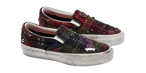 Chaussures Vans personnalisées, ornées de paillettes et motifs colorés.