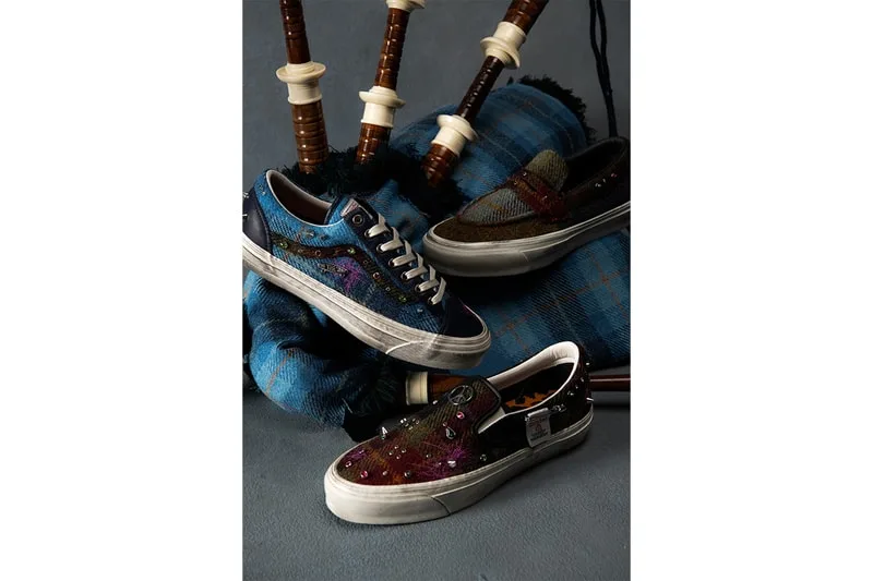 Trois chaussures en tartan devant une cornemuse.