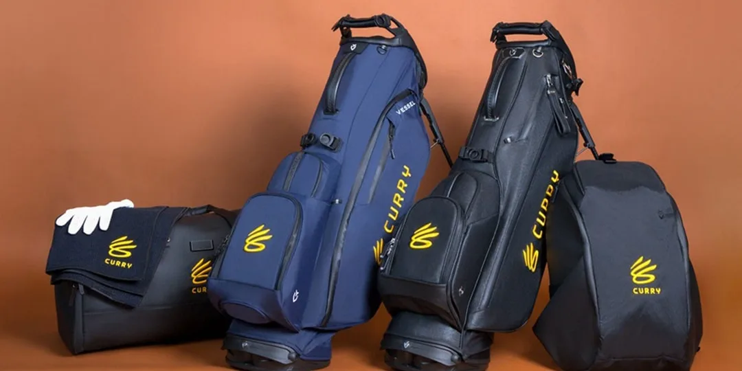 Trois sacs de golf Curry bleus et noirs sur fond marron.