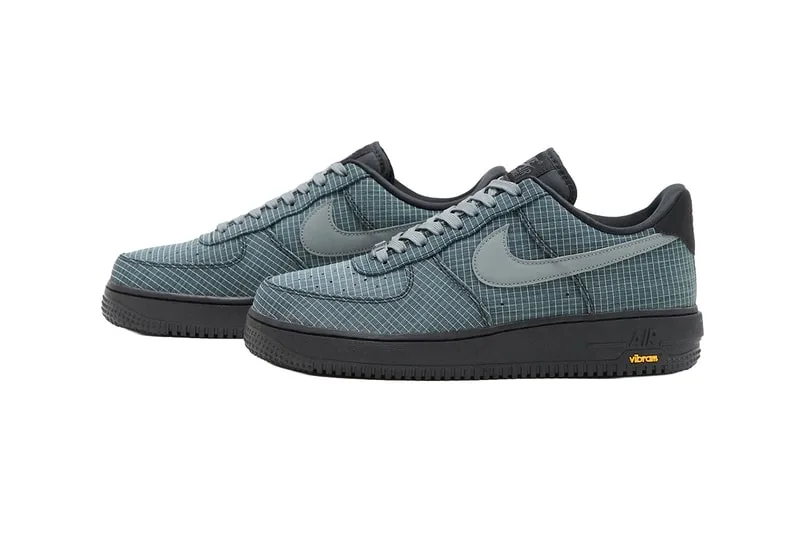 Chaussures de sport vertes avec motif quadrillé et semelle noire.