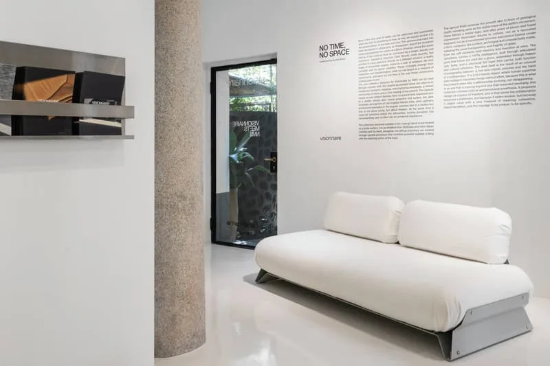 Salle moderne avec canapé blanc et texte mural.