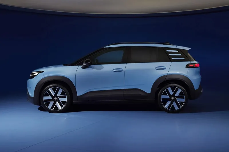 SUV bleu moderne sur fond bleu.