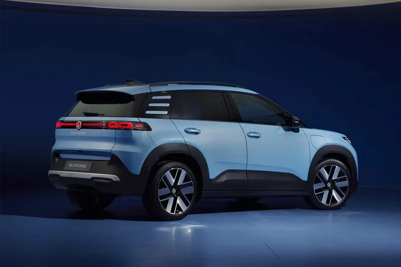 SUV bleu moderne sous un éclairage intense, avec un arrière distinctif.