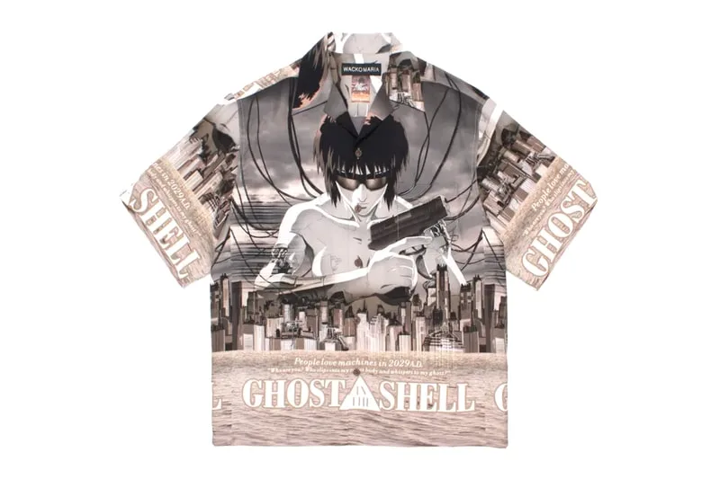 Chemise graphique 'Ghost in the Shell' avec personnage et paysage urbain.