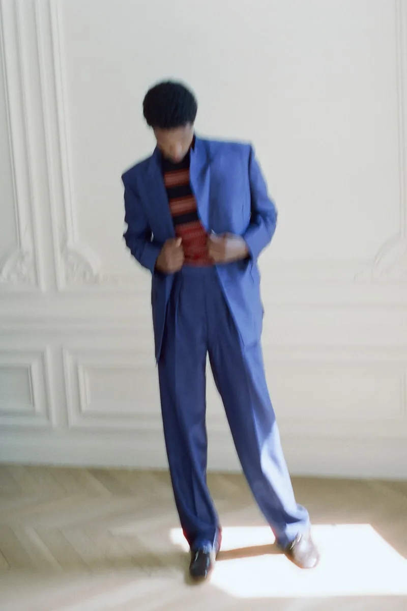 Personne en costume bleu sur fond lumineux