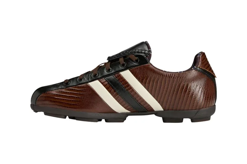 Chaussure de football vintage marron avec rayures blanches.