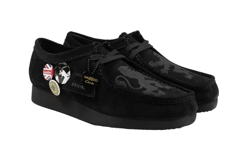Chaussures en daim noir avec badges et motif camouflage.