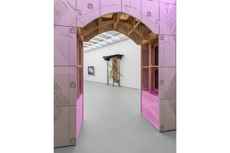Architecture intérieure avec voûte et sculptures colorées