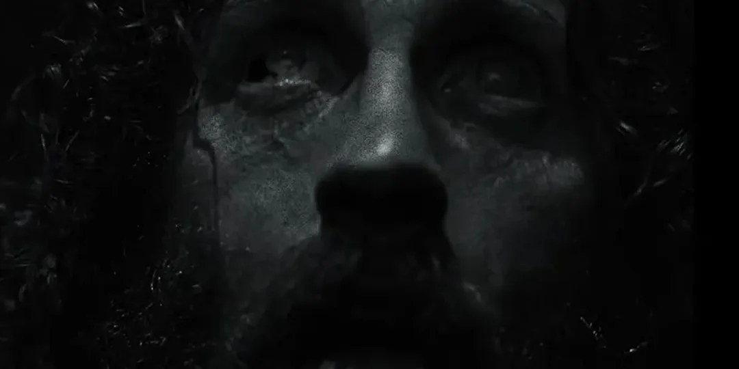 Visage sombre et intense en gros plan, traits dramatiques.
