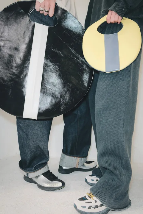 Paires de chaussures et sacs modernes et colorés.