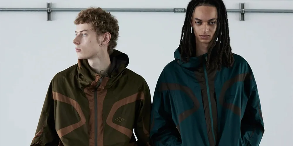 Deux hommes en vestes vertes et brunes.