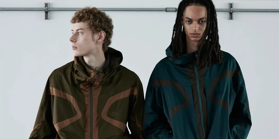 Deux hommes en vestes vertes et brunes.