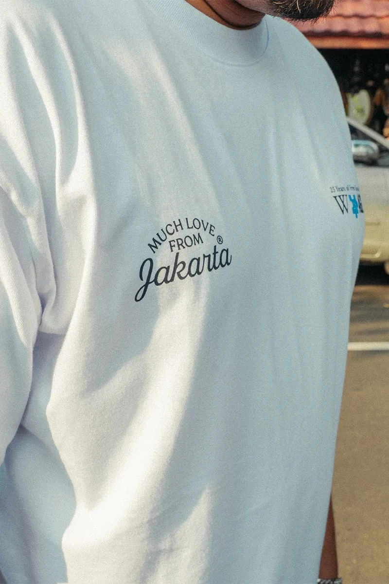 Homme avec t-shirt blanc 'Much Love from Jakarta'