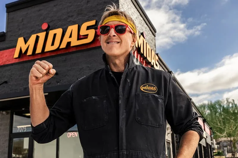 william-zabka-quitte-le-dojo-pour-le-garage-avec-midas/carousel-1.jpg
