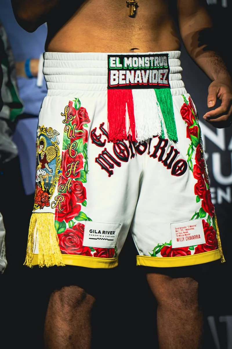 Short de boxe blanc avec roses et texte, El Monstruo Benavidez.