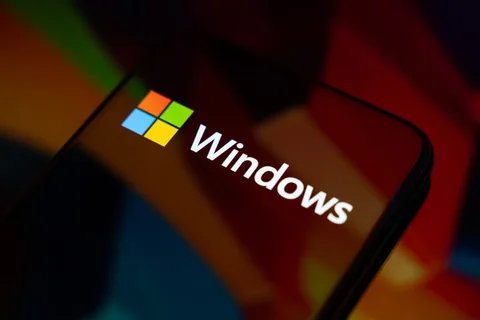 Logo Windows sur un écran de smartphone coloré.