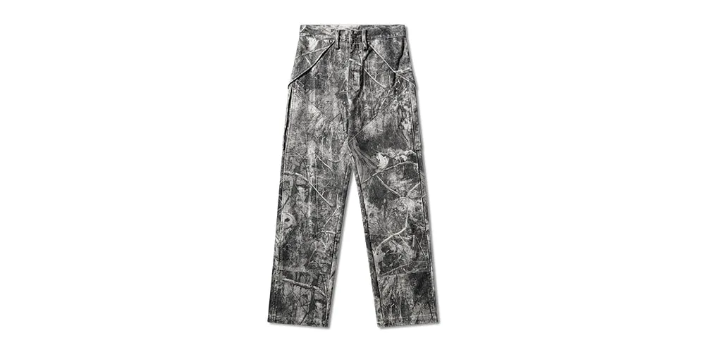 Un pantalon texturé gris avec motif marbré.