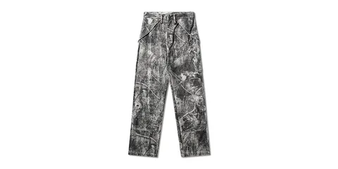 Un pantalon texturé gris avec motif marbré.